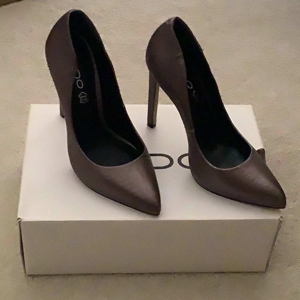 Never worn - Picture 1 of 5